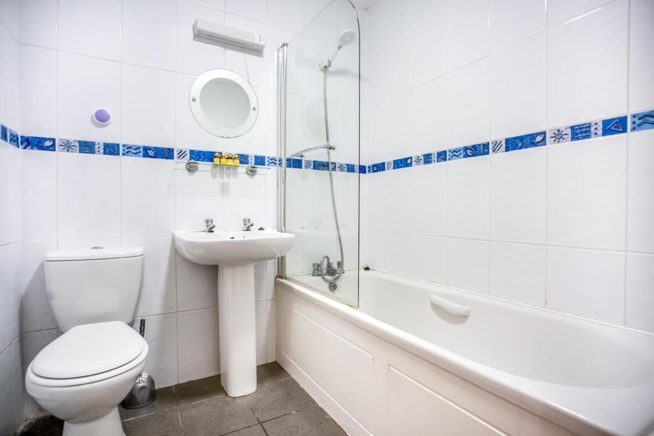 Oyo Timothy'S Hotel Tenby Ngoại thất bức ảnh
